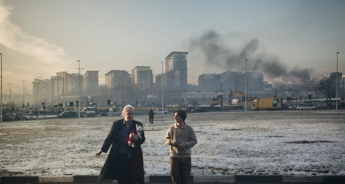 Tra i pezzi di vetro