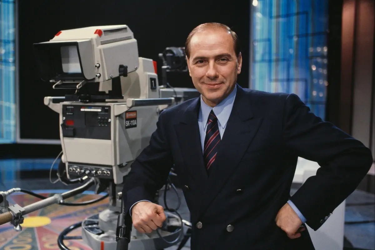 Silvio Berlusconi sul set di Canale 5 a Milano, dove verr\\u00E0 registrato il primo programma del nuovo canale televisivo francese \"La Cinq\", 1986 , Frederic Meylan