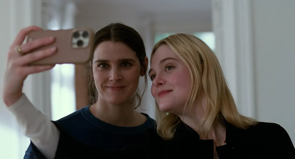 Inga Ibsdotter Lilleaas e Elle Fanning in Sentimental Value
