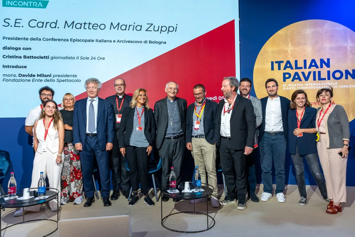 S.E. Card. Zuppi con lo staff della Fondazione Ente dello Spettacolo