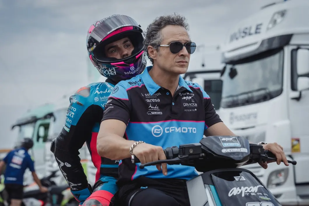 Claudio Santamaria in Idoli - Fino all\\'ultima corsa , Manolo Pavon