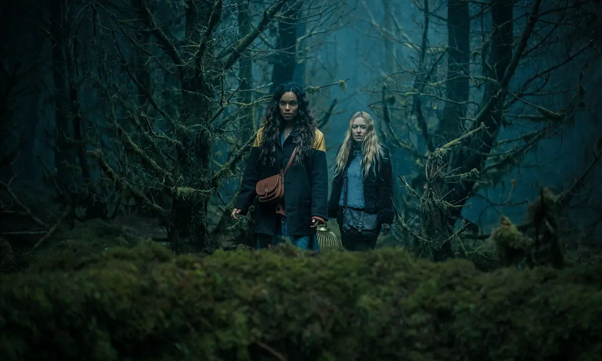 Dakota Fenning e Georgina Cambell in The Watchers, © 2024 Warner Bros. Entertainment Inc. All Rights Reserved