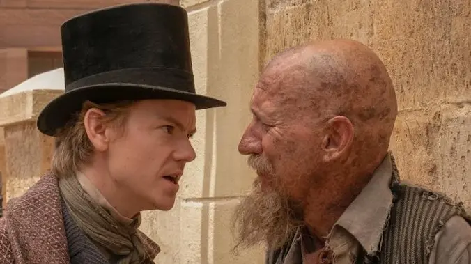 Thomas Brodie-Sangster e David Thewlis in The Artful Dodger