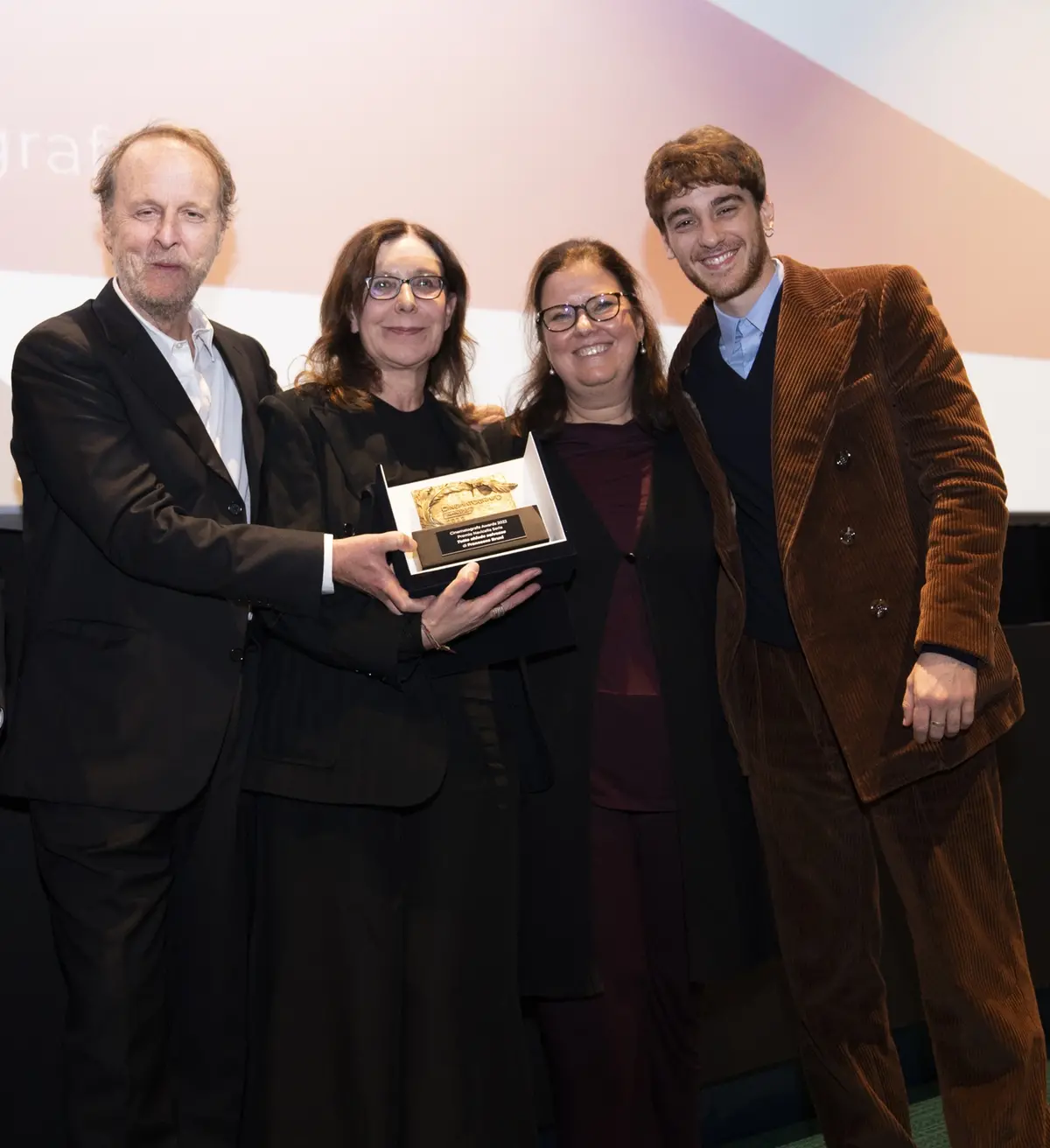 Francesco Bruni, Raffaella Lebboroni, Tinni Andreatta e Federico Cesari premiati con il Cinematografo Award per Tutto chiede salvezza (foto di Karen Di Paola)