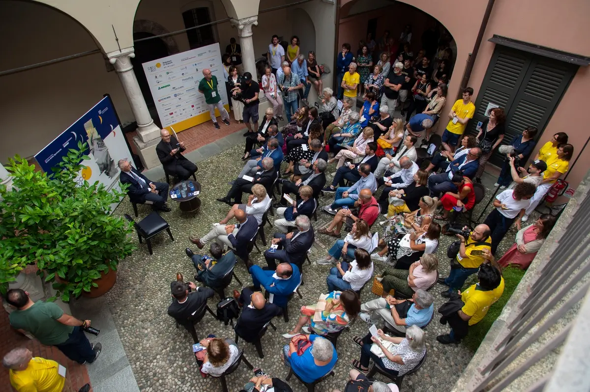 la cerimonia d'inaugurazione con mons. David Milani (presidente dell'Ente dello Spettacolo) e Plinio Agostoni (presidente di Confindustria Lecco e Sondrio) (foto di Stefano Micozzi)