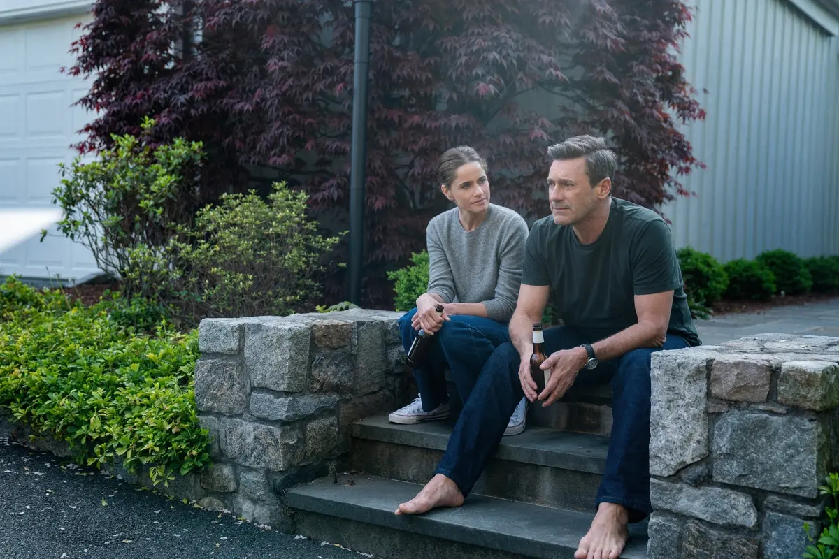 Amanda Peet e Jon Hamm in Your Friends & Neighbors