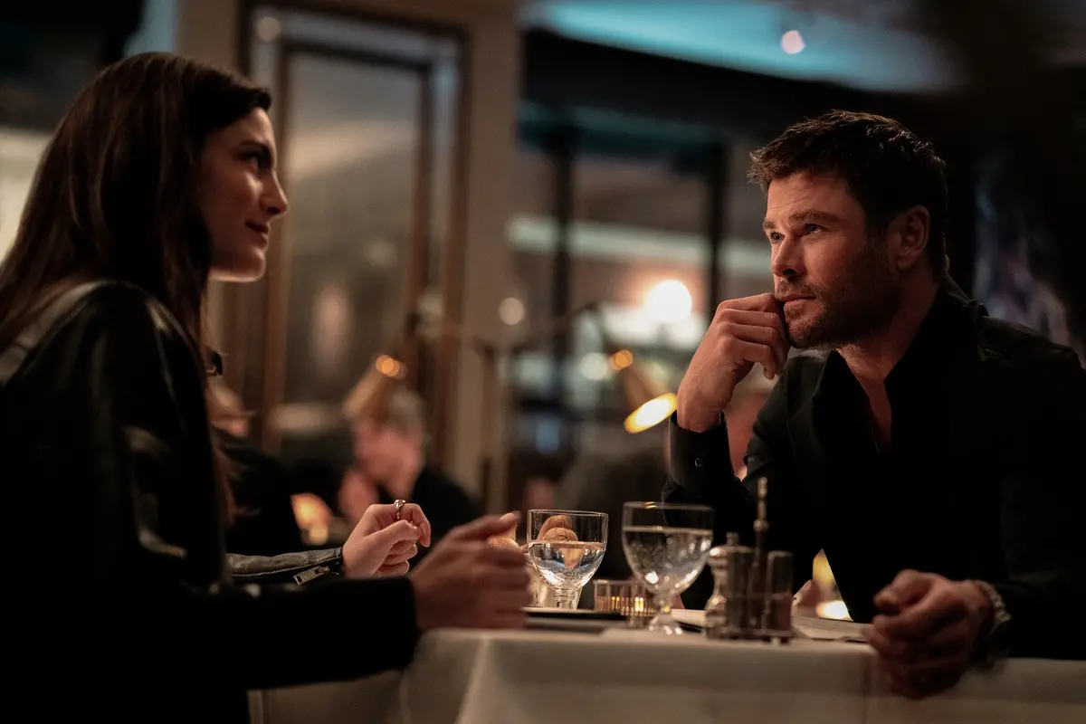 Maya (Monica Barbaro) and Davis (Chris Hemsworth) in CRIME 101. Photo Credit_ Dean Rogers