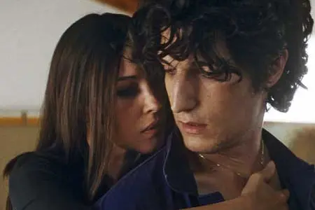 Monica Bellucci e Louis Garrel in una scena del film