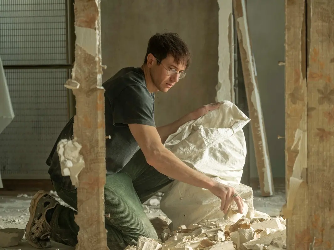 La mattina scrivo: vale la pena sopravvivere nell’industria culturale? Valerie Donzélli dirige un gigantesco Bastien Bouillon