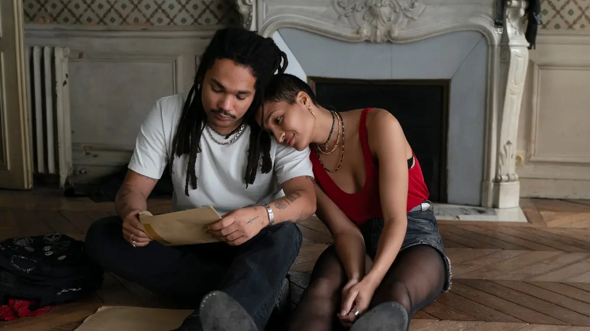 Luka Sabbat e Indya Moore in Father Mother Sister Brother