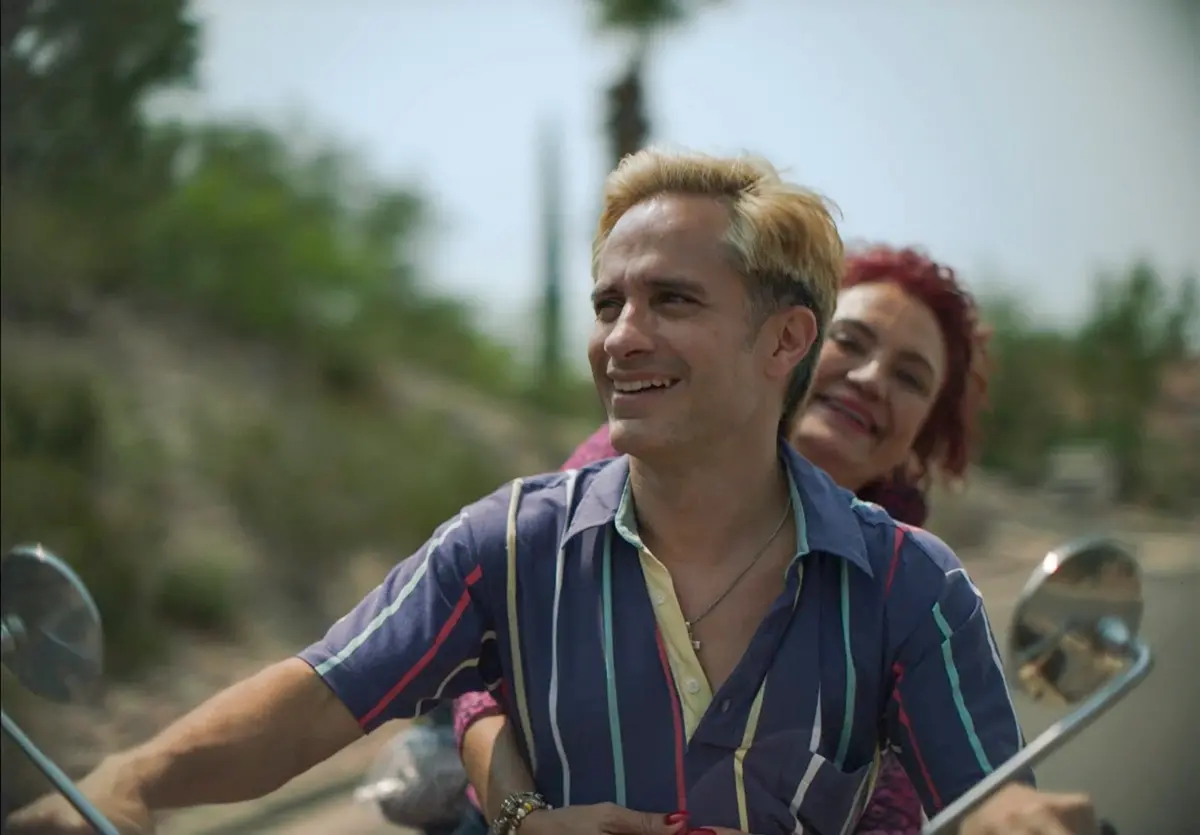 Gael García Bernal e Perla De La Rosa in Cassandro. Photo Courtesy of Prime Video © AMAZON CONTENT SERVICES LLC