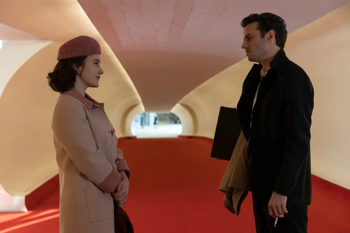 Rachel Brosnahan e Luke Kirby in La fantastica signora Maisel (credits: Philippe Antonello/Prime Video)