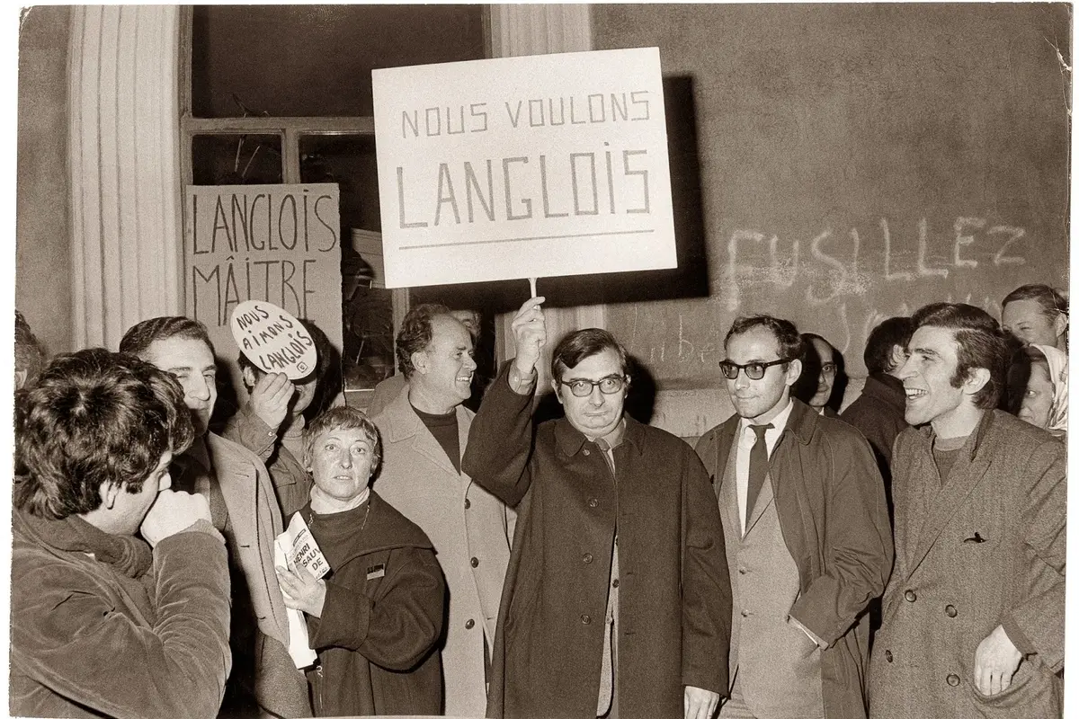 Christiane Rochefort, Jean Rouch, Claude Chabrol, Jean-Luc Godard e Henri Attal durante una manifestazione a sostegno di Langlois l\\'11 febbraio. (credits: Cin\\u00E9math\\u00E8que)