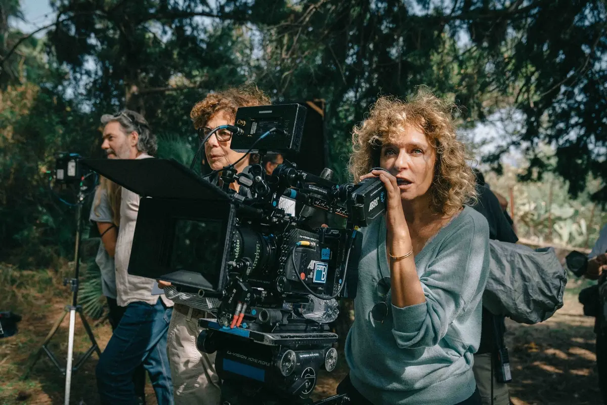 Valeria Golino sul set de L'arte della gioia - Foto Paolo Ciriello © 2023 Sky Italia