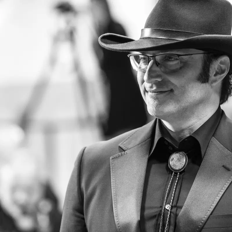 Cannes 76, Robert Rodriguez sul red carpet per Hypnotic
