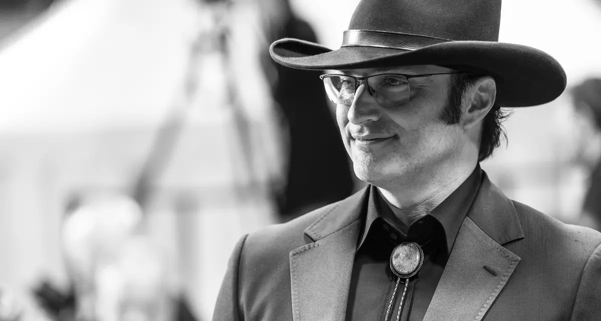 Cannes 76, Robert Rodriguez sul red carpet per Hypnotic