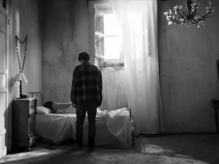 Lo scuru ci dice che il gotico è il vero controcampo siciliano: l’audace esordio di Lombardo, tra i fantasmi della mente e le ombre dell’isola