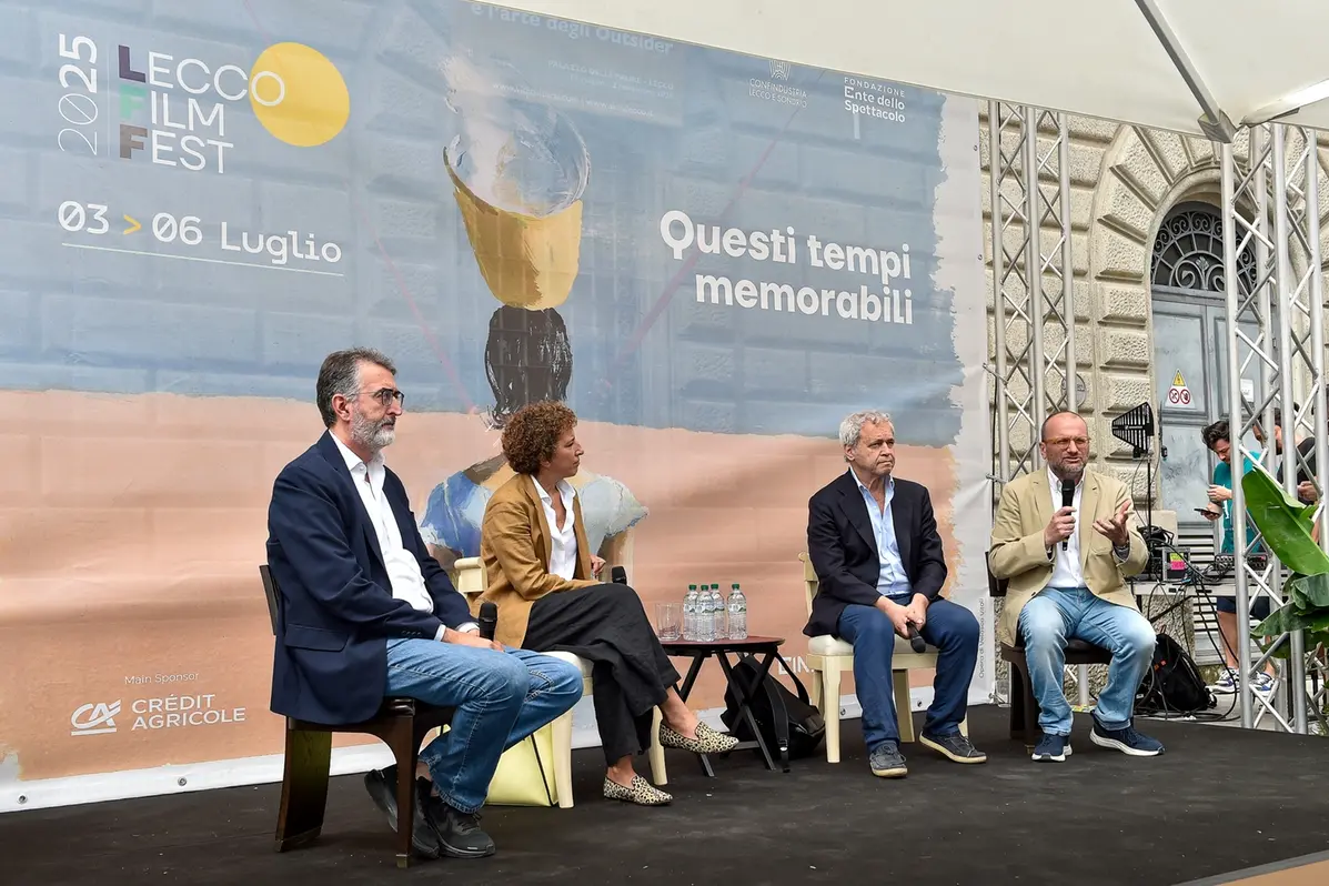 Sul palco il vicedirettore del Sole 24 Ore Daniele Bellasio; Marco Bardazzi, giornalista e fondatore dell\\u2019agenzia di comunicazione BEA; Liliana Faccioli Pintozzi, caporedattore esteri di Sky TG24; ed Enrico Mentana, direttore del Tg La7. Foto Stefano Micozzi