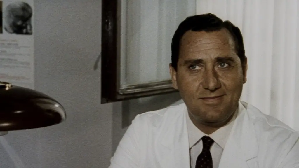 Alberto Sordi in Il medico della mutua