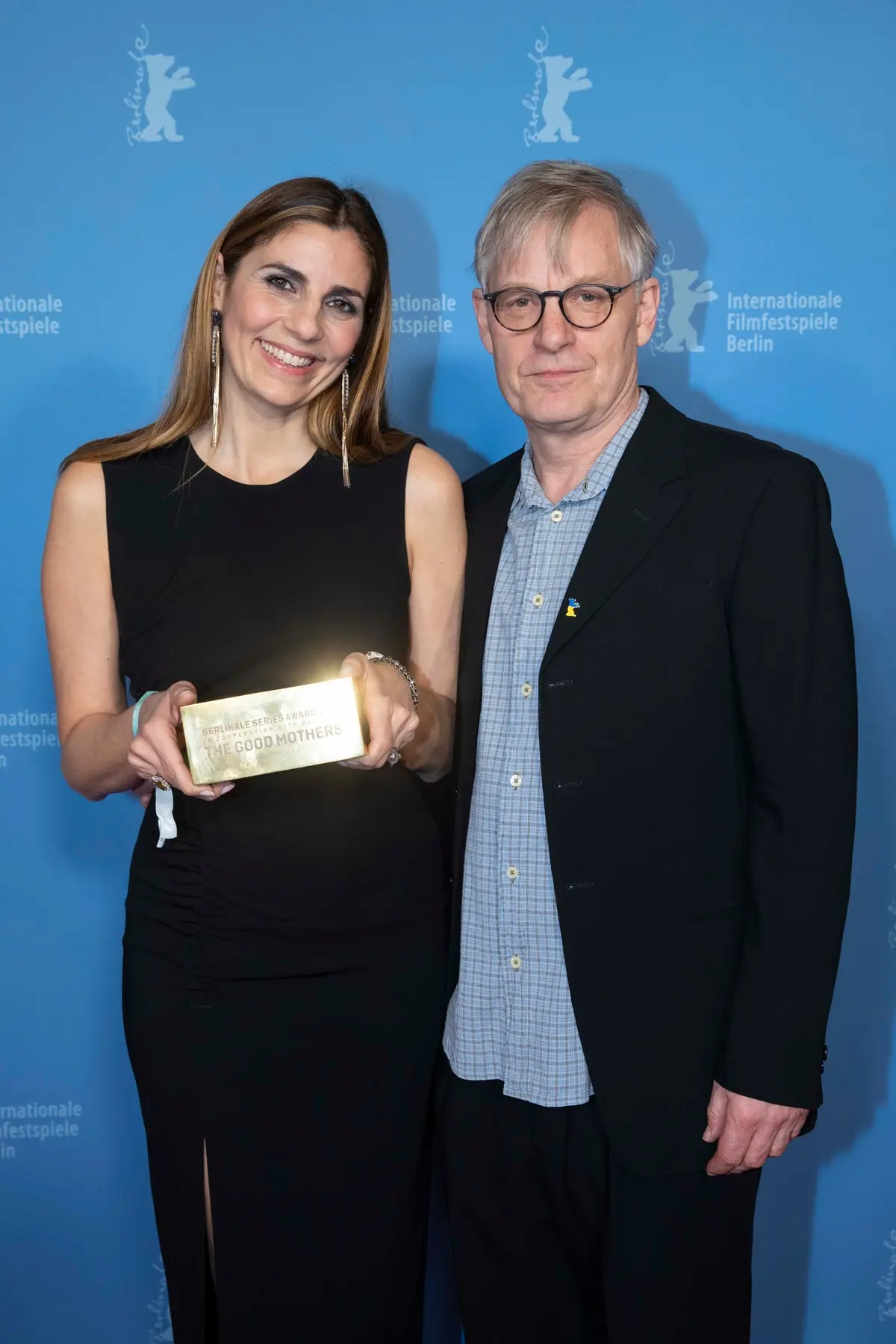 Elisa Amoruso e Julian Jarrold con il premio della Berlinale 73