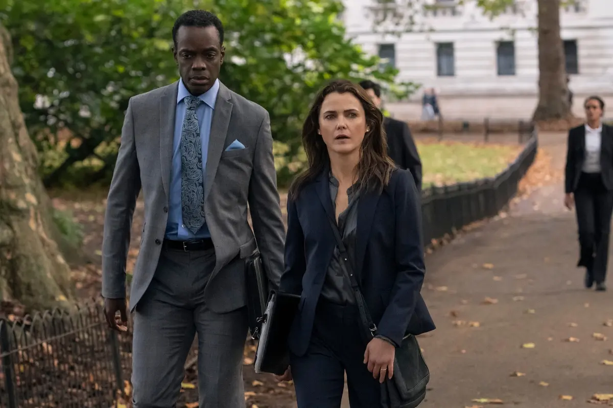 Ato Essandoh e Keri Russell in The Diplomat. Cr. Alex Bailey/Netflix © 2023