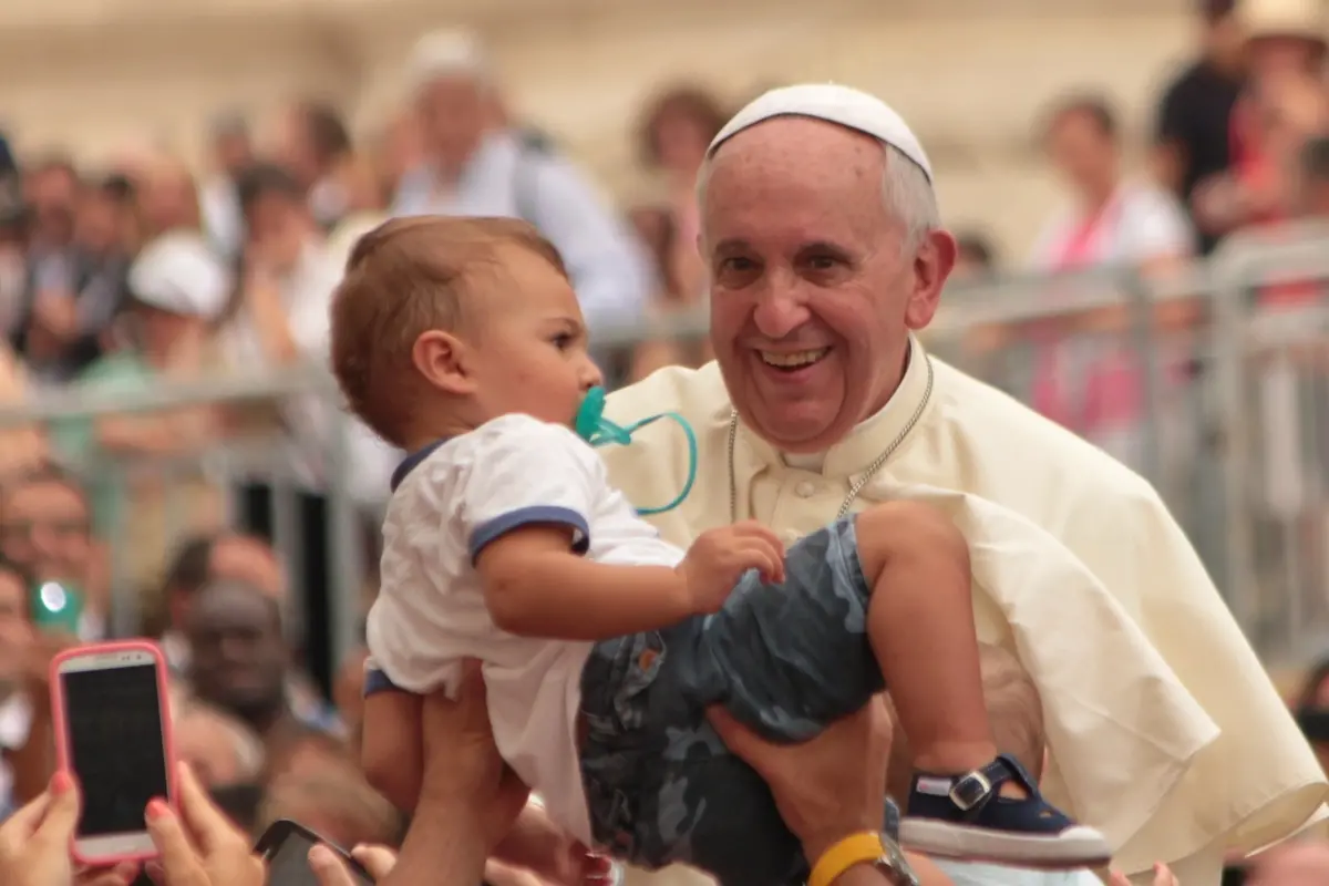 Papa Francesco tra la folla