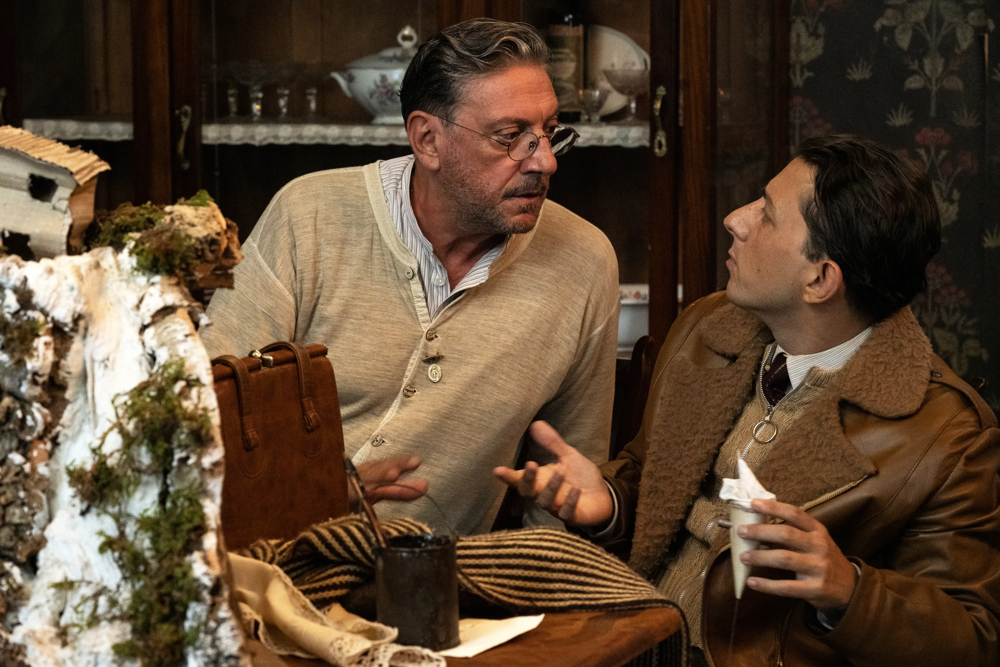 Set del film \\\"Natale in casa Cupiello\\\" di Edoardo de Angelis. Nella foto Sergio Castellitto e Adriano Pantaleo. Foto di Gianni Fiorito Questa fotografia è solo per uso editoriale, il  diritto d'autore è della società cinematografica e del fotografo assegnato dalla società di produzione del film  e può essere riprodotto solo da pubblicazioni in concomitanza con la promozione del film.  E’ obbligatoria la menzione  dell’autore- fotografo: Gianni Fiorito.