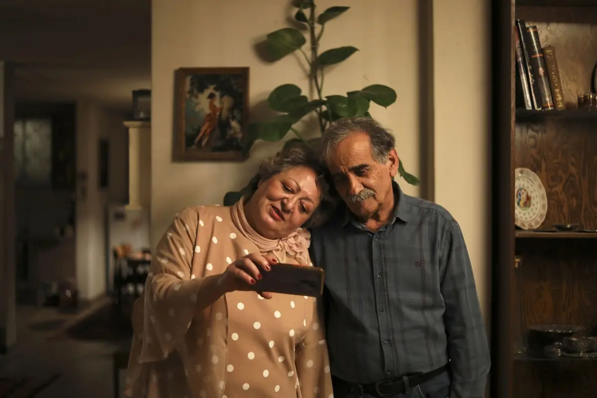 Lily Farhadpour e Esmail Mehrabi in My Favourite Cake , Hamid Janipour