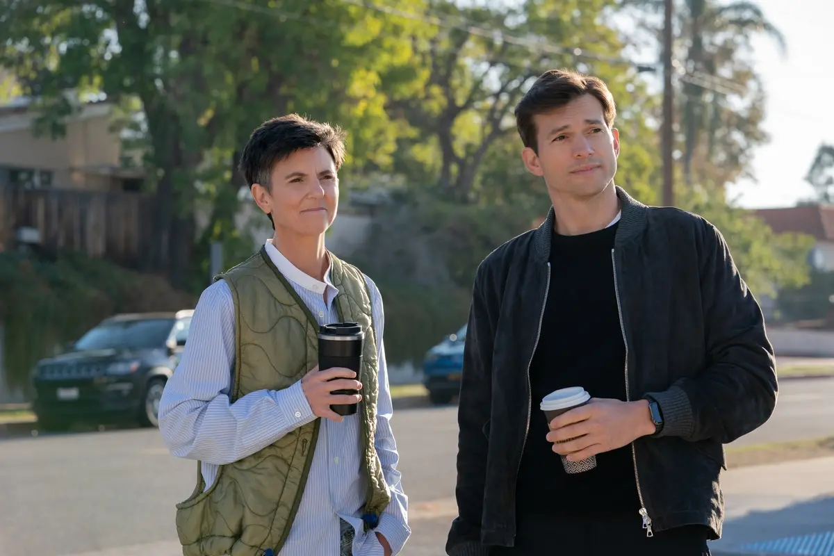 Tig Notaro e Ashton Kutcher in Da me o da te. Cr. Erin Simkin / Netflix © 2022