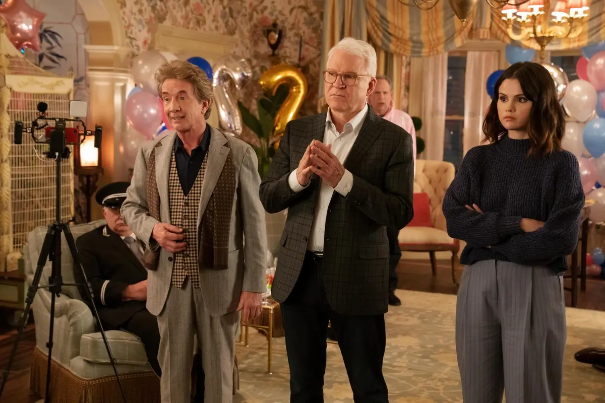 Martin Short, Steve Martin e Selena Gomez nella seconda stagione di Only Murders in the Building