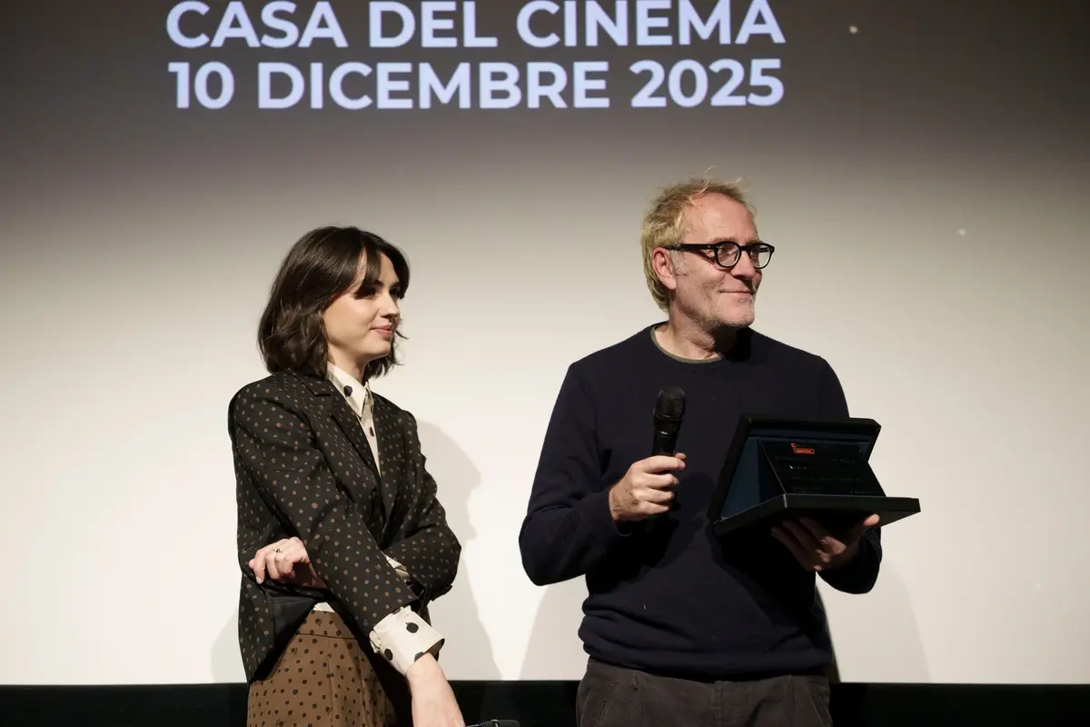 Romana Maggiora Vergano premia Valerio Mastandrea, Migliore Interpretazione Maschile per Cinque secondi di Paolo Virzì