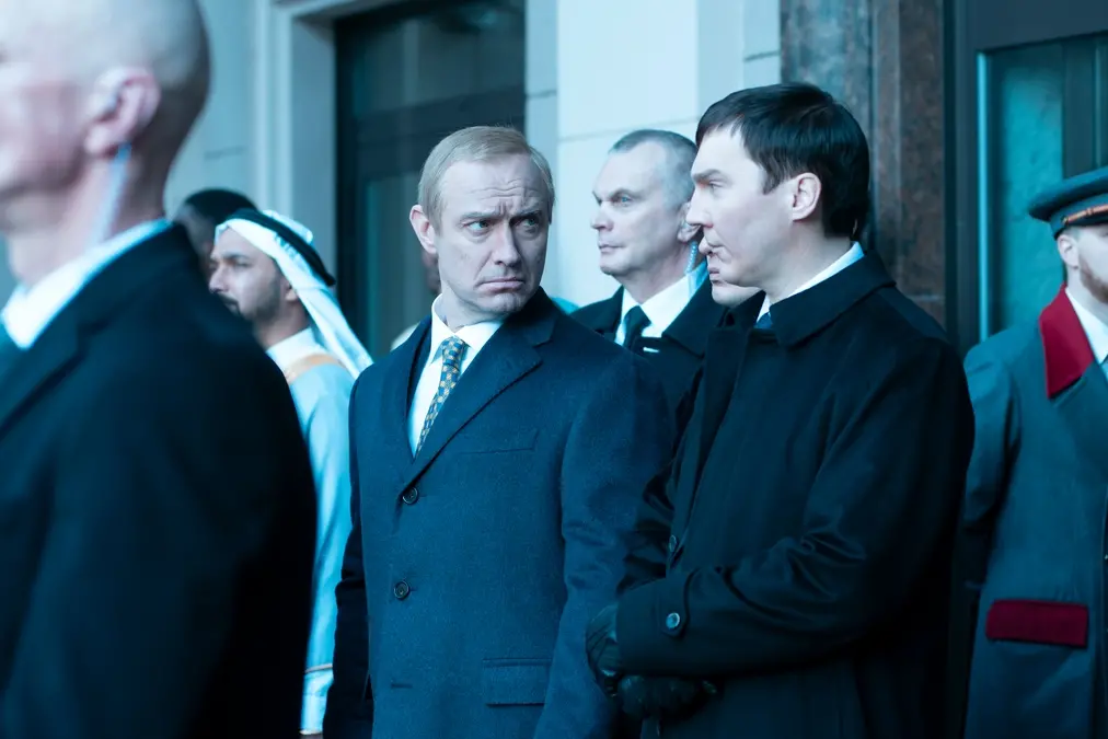 Jude Law e Paul Dano in Il mago del Cremlino , Carole Bethuel