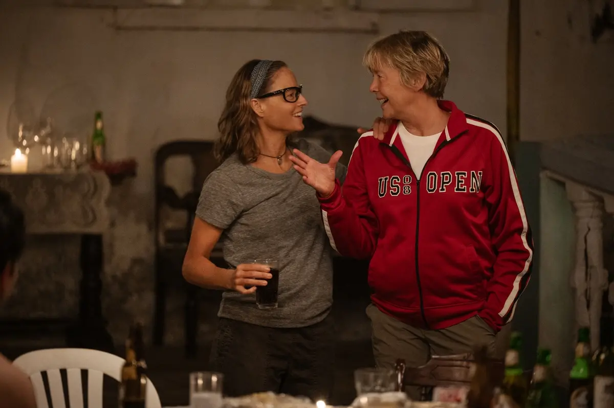 Jodie Foster e Annette Bening in Nyad - Oltre l'oceano. Cr. Kimberley French/Netflix ©2023