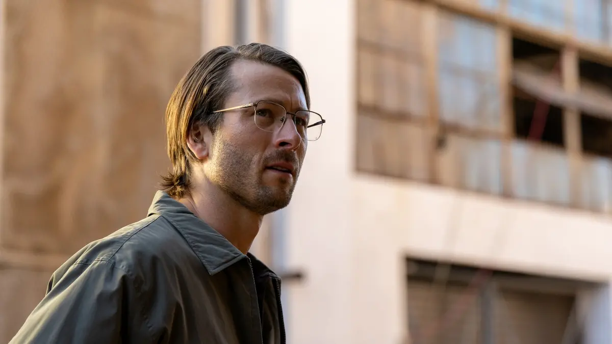 Glen Powell in Hit Man (Credits Brian Roedel)