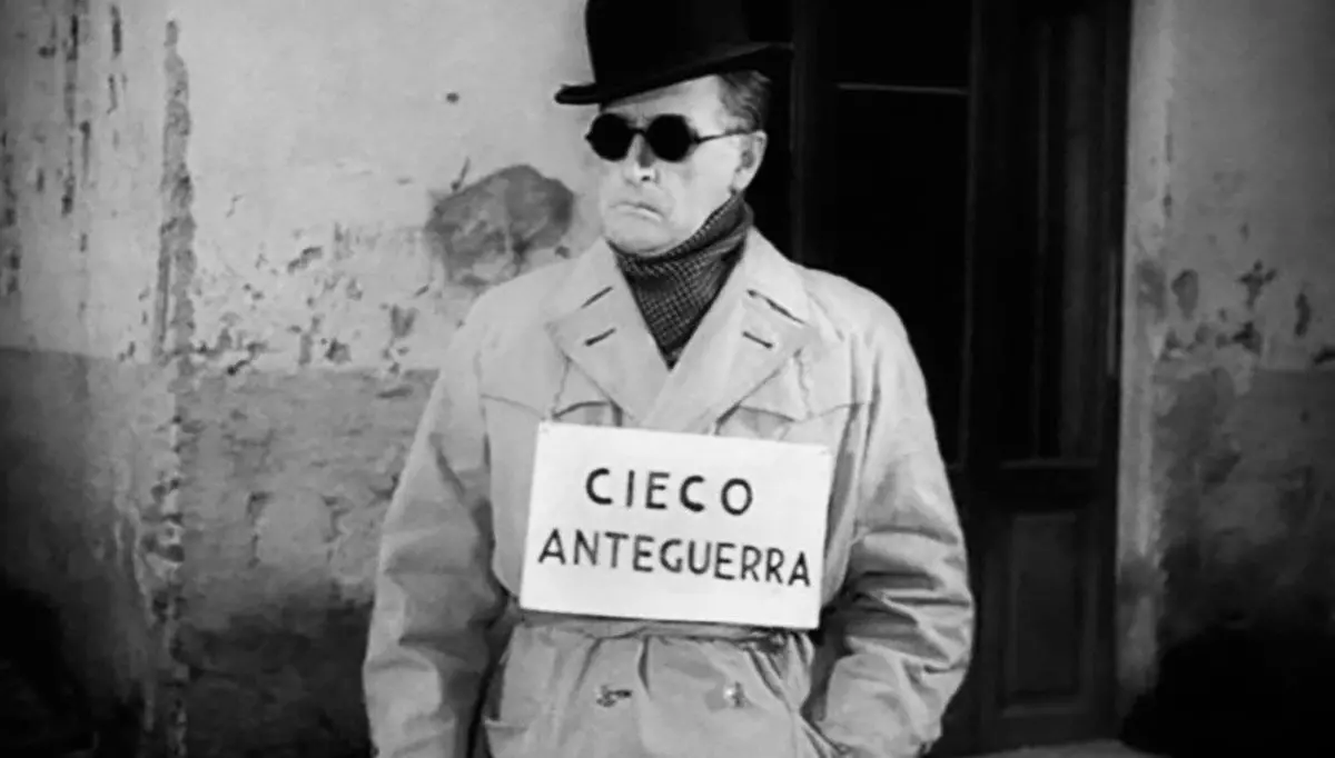 Totò in Siamo uomini o caporali?