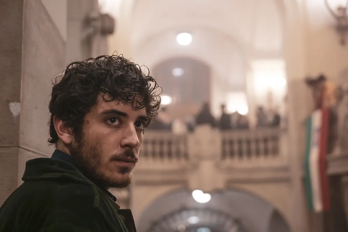 Nicolas Maupas in Alla festa della rivoluzione , Mattia Comuzzi