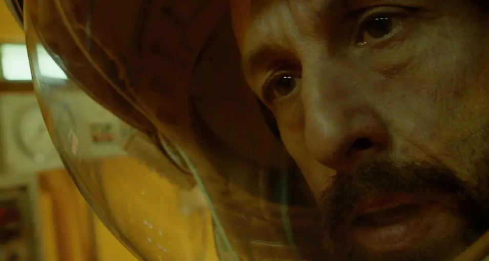 Spaceman, quel pasticciaccio nello spazio: dall'1 marzo su Netflix