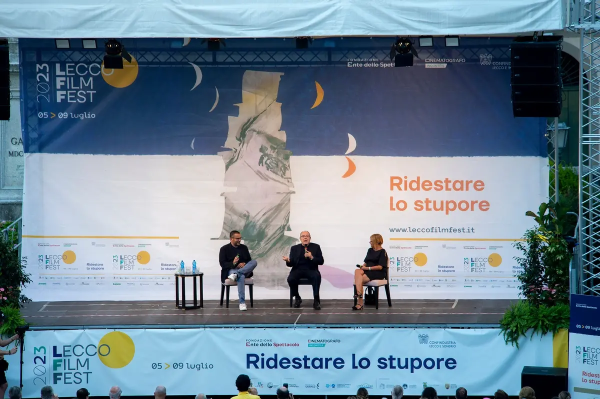 Carlo Verdone sul palco di Piazza Garibaldi con Valerio Sammarco e Marina Sanna (foto di Stefano Micozzi)