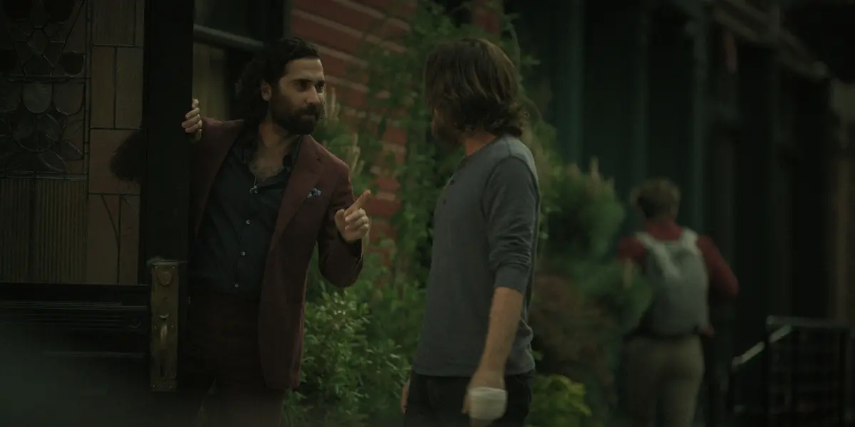 Black Rabbit. (L to R) Amir Malaklou as Naveen, Jason Bateman as Vince in episode 103 of Black Rabbit. Cr. Courtesy of Netflix © 2025