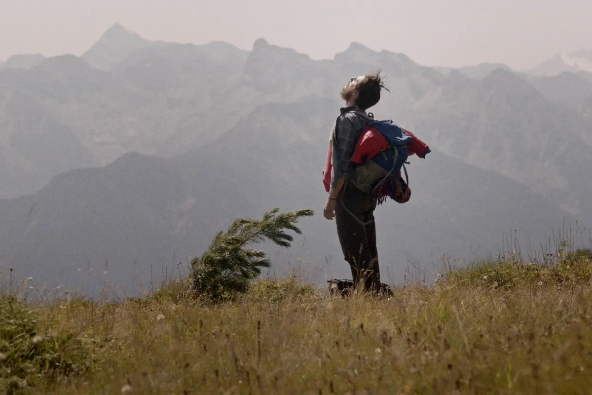 I dati Cinetel sul cinema italiano. A sinistra Le otto montagne, nelle pagine precedenti Tre di troppo e Number 23