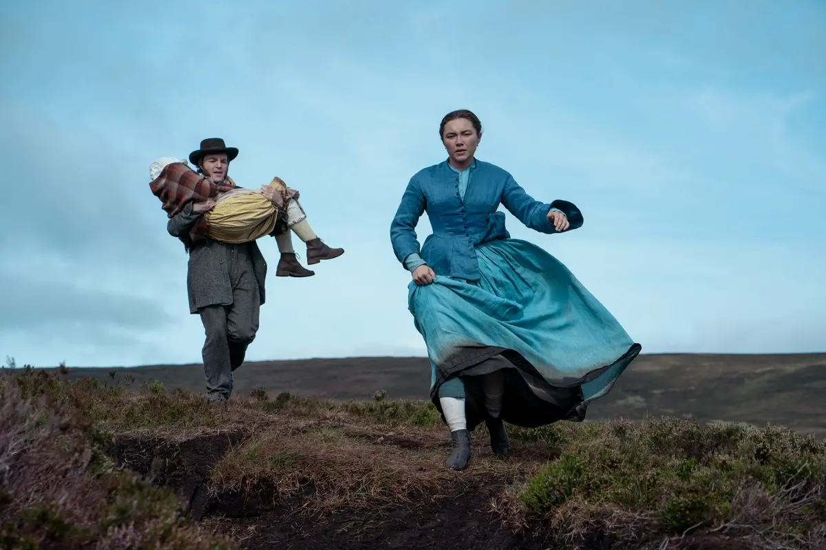 Anna O’Donnell, Tom Burke e Florence Pugh in Il prodigio. Cr. Aidan Monaghan/Netflix © 2022