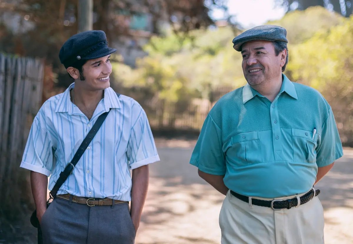 Andrew Bargsted e Claudio Arredondo in Ardiente Paciencia. Cr. Diego Araya Corvalán/Netflix © 2022