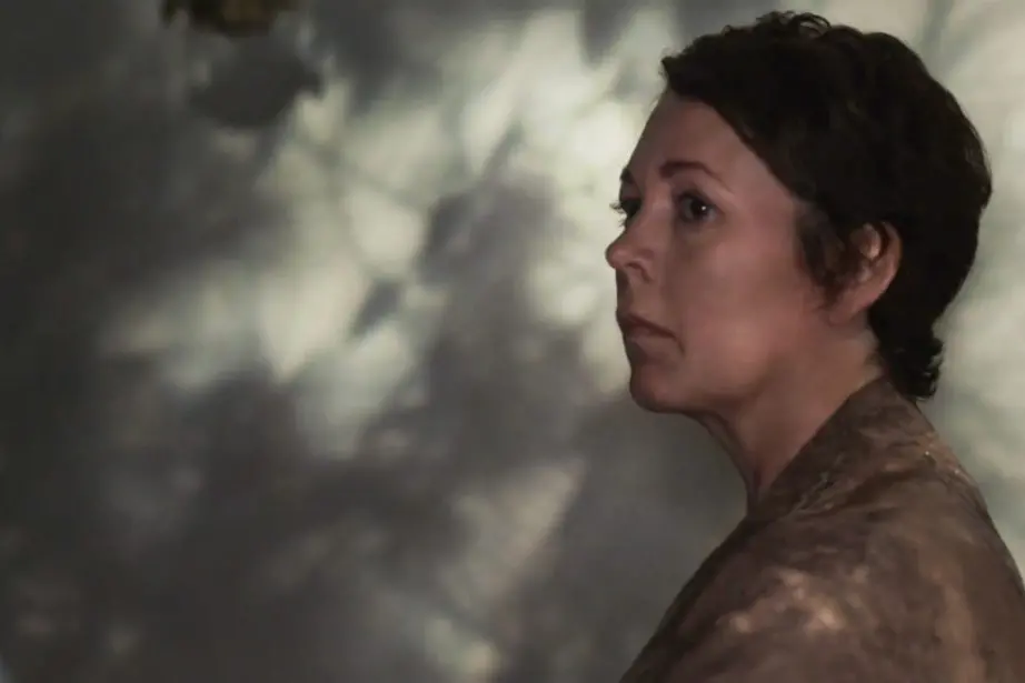 THE LOST DAUGHTER: OLIVIA COLMAN as LEDA. CR: YANNIS DRAKOULIDIS/NETFLIX \\u00A9 2021.