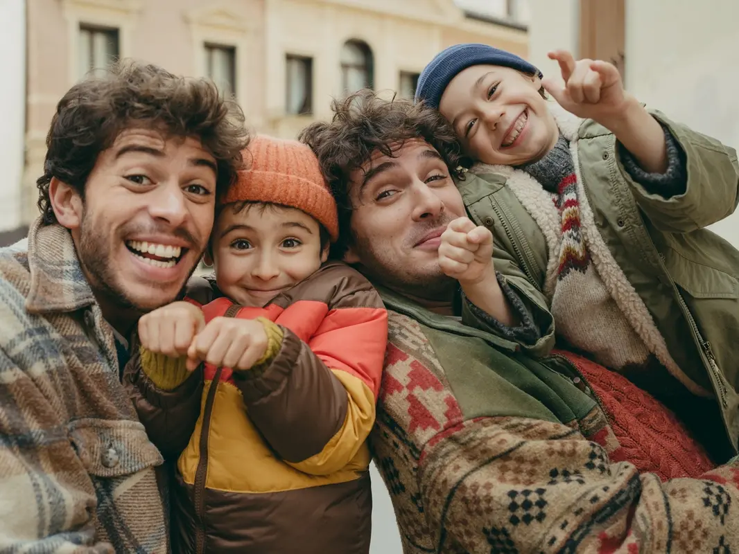 Come fratelli, dal lutto alla rinascita: una famiglia non convenzionale in una commedia fresca e graziosa\n
