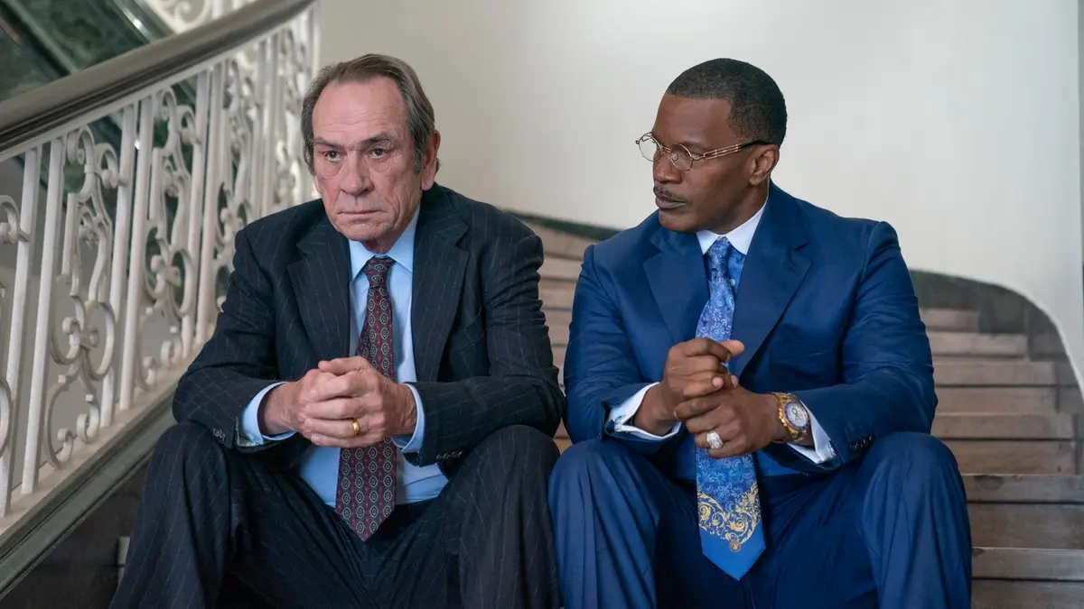 Tommy Lee Jones e Jamie Foxx in The Burial. Photo: Skip Bolen © 2022 Amazon Content Services LLC