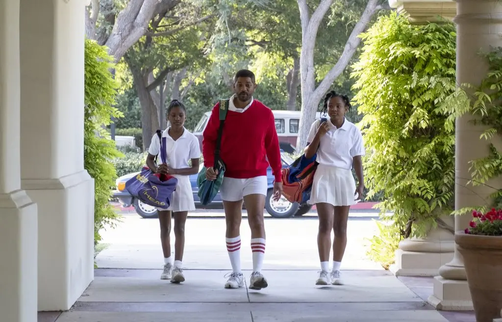 © 2021 Warner Bros. Entertainment Inc. All Rights Reserved  Photo Credit: Chiabella James  Caption: (L-r) DEMI SINGLETON as Serena Williams, WILL SMITH as Richard Williams and SANIYYA SIDNEY as Venus Williams in Warner Bros. Pictures’ inspiring drama “KING RICHARD,” a Warner Bros. Pictures release.