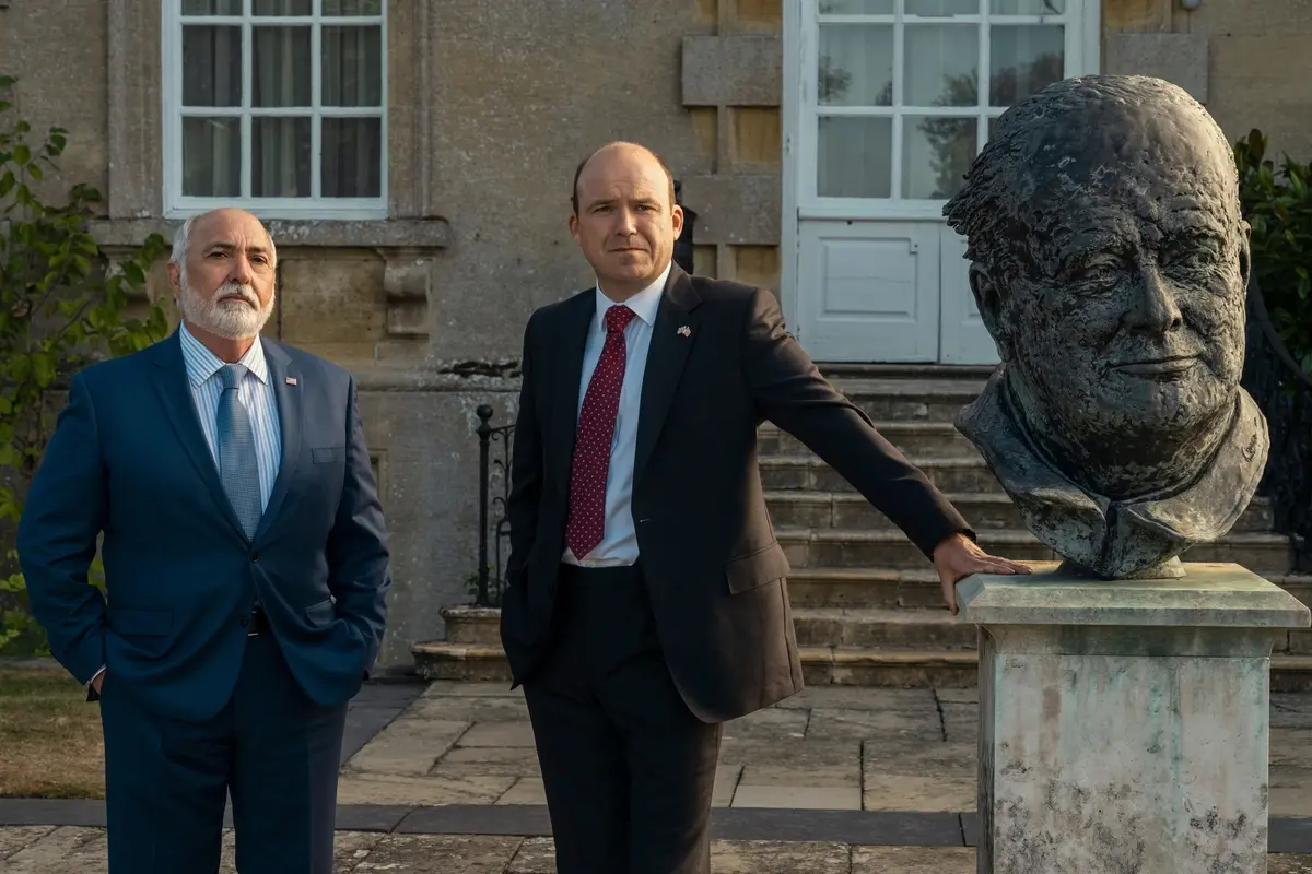 Miguel Sandoval e Rory Kinnear in The Diplomat. Cr. Alex Bailey/Netflix © 2023