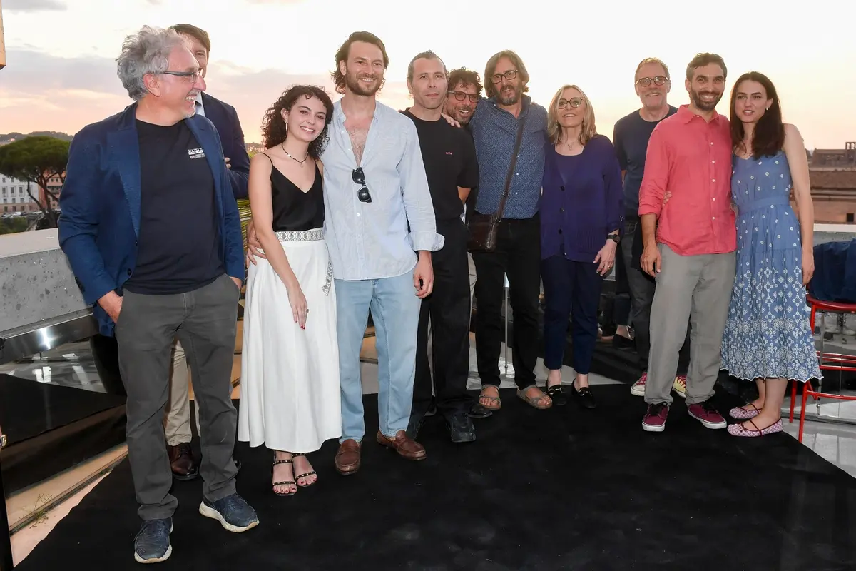 Lorenza Lei con Daniele Vicari e Valerio Mastandrea, Direttore Artistico e Presidente del Comitato Tecnico Scientifico della Scuola Gian Maria Volonté, con alcuni ex allievi come Romana Maggiora Vergano, Francesco Montanari e Gabriel Montesi - Foto Stefano Carofei
