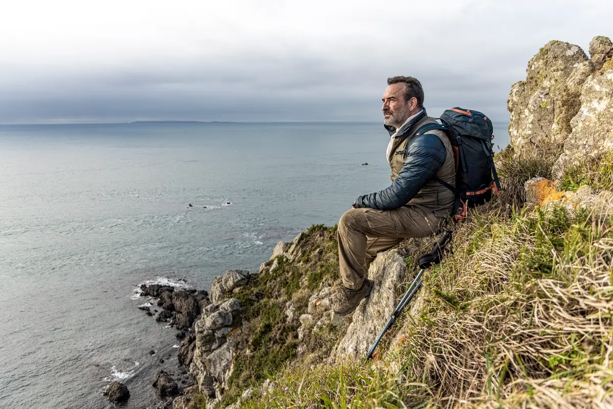 A passo d'uomo. (Thomas Goisque © Radar Films-La Production Dujardin-TF1 Studio-Apollo Films Distribution-France 3 Cinéma-Auvergne Rhône Alpe Cinéma)