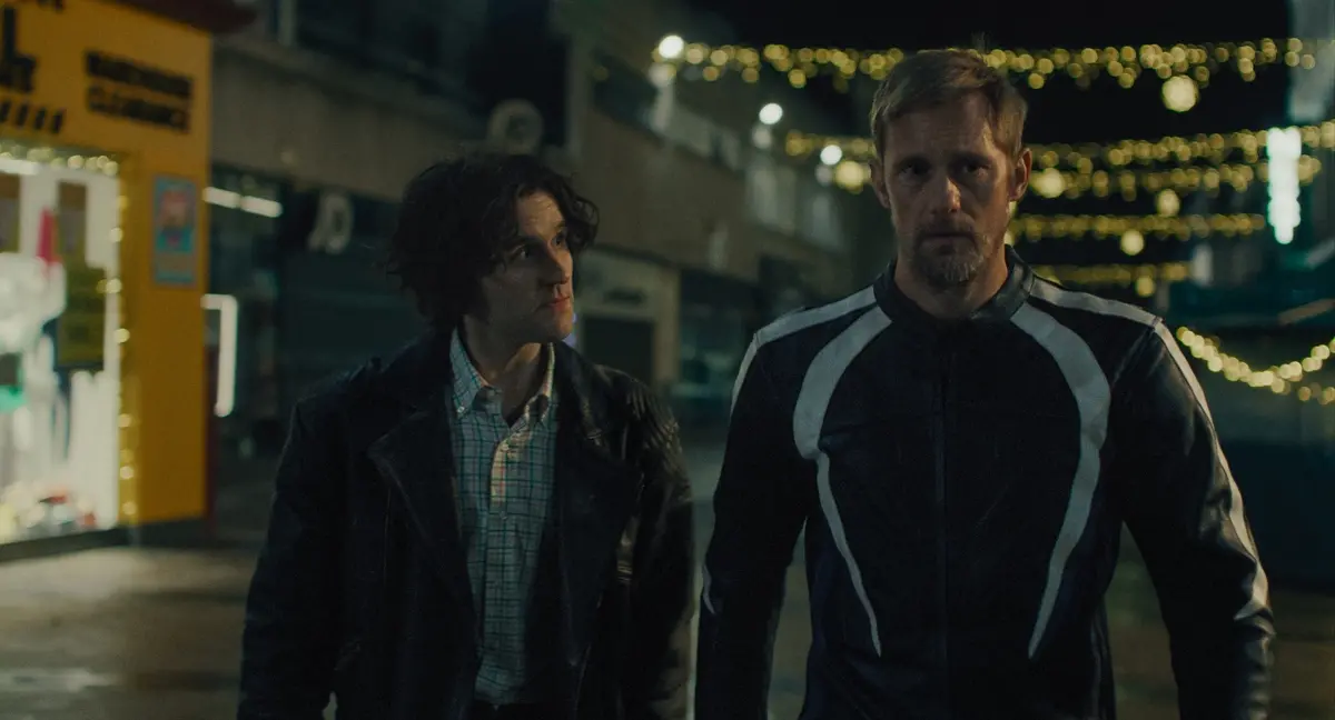 Harry Melling e Alexander Skarsgård in Pillion